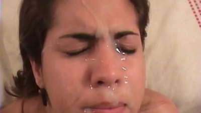 امرأة سمراء لاتينية جميلة تمارس الجنس الخشن